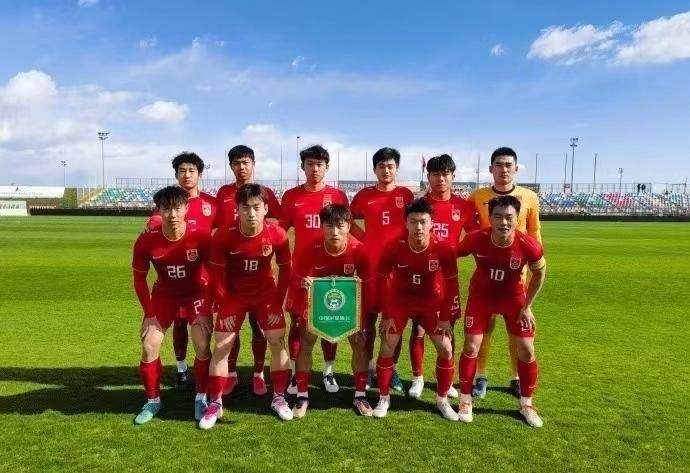 TA首先谈到了巴萨本周欧冠名单的变化，原本轮休的莱万、阿劳霍、京多安入选，巴萨官方表示这是因为球队行程改变，而RAC1电台报道，拉波尔塔要求哈维重新考虑他的阵容选择。